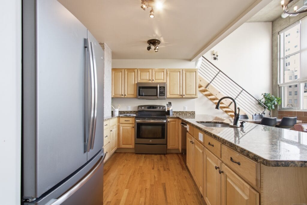 2 1050 cherokee st 01